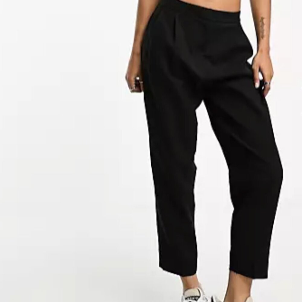 ASOS DESIGN Petite smart tapered pants in black, with tag!